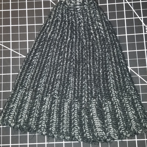 Black and grey beanie - Picture 5 of 5